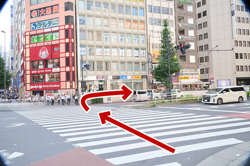 After crossing the pedestrian crossing, turn right.。