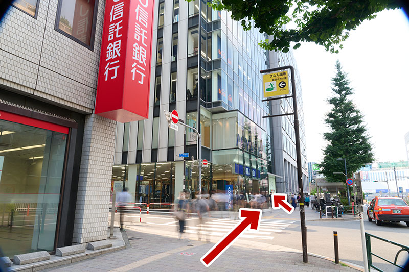 After crossing the pedestrian crossing next to Mitsubishi UFJ Trust Bank, you will arrive at the 110 Building. Take the elevator to the 10th floor.