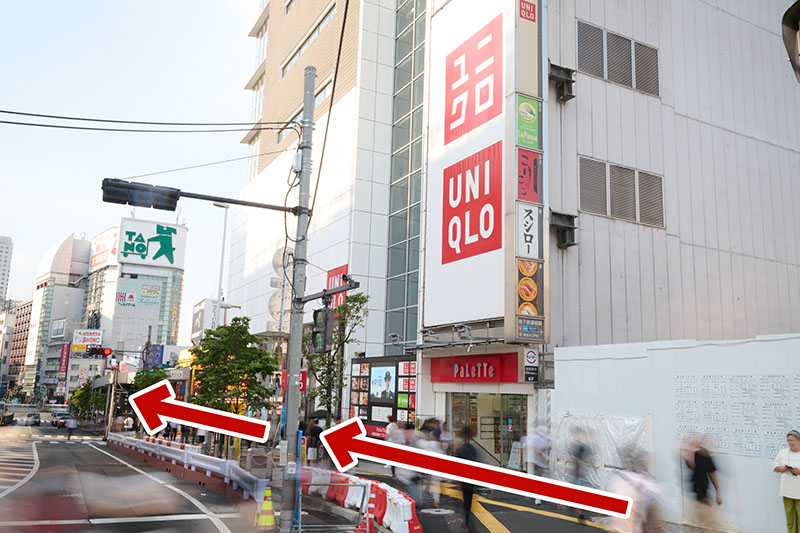 เดินตรงไปและผ่านหน้าอาคารซึ่งเป็นที่ตั้งของ UNIQLO